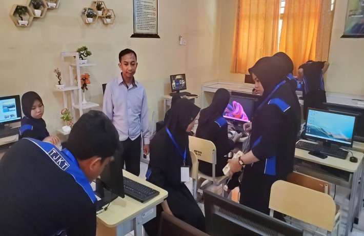 Pengenalan Aplikasi Winbox di SMKN 2 Limboto