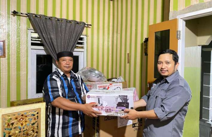 Vokasi UNG Serahkan Aset Usaha kepada Nelayan Nike Sultan di Leato Selatan