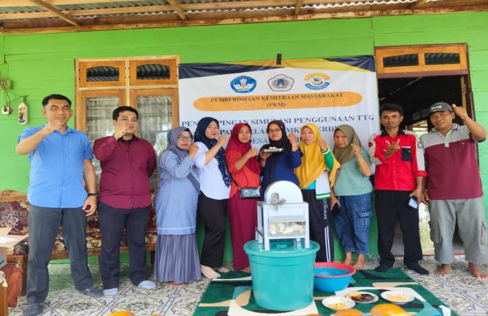 Tim PKM Vokasi UNG Melakukan Pendampingan Simulasi Pengunaan TTG Bagi Pelaku UMKM Keripik Di Desa Sidomukti 